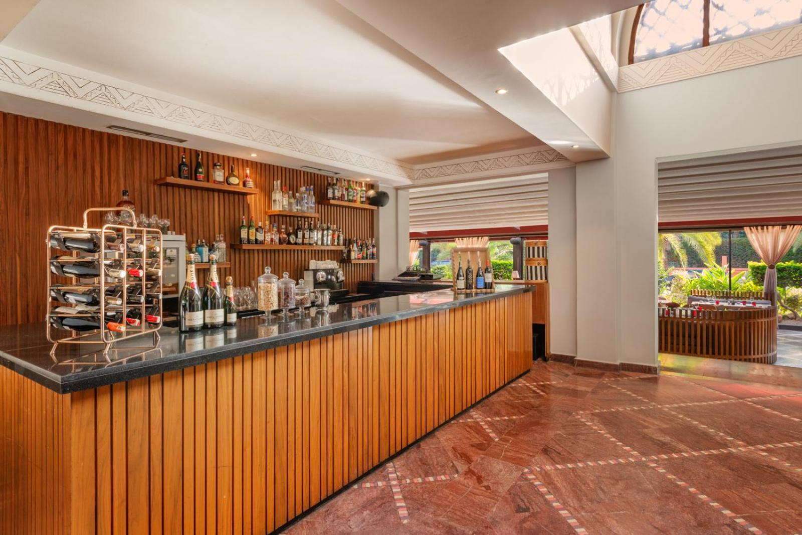 이베르나지 호텔 앤드 스파 마라케시 외부 사진 The bar at the lobby